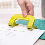 Deli Paper Punch E0136 - 2-Hole - 10 Sheets